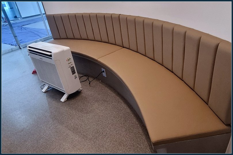 카페 곡선 벤치를 새 레자로 씌운 모습